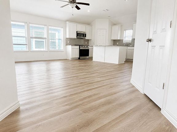 5th image of 504 Oak Chase Ave