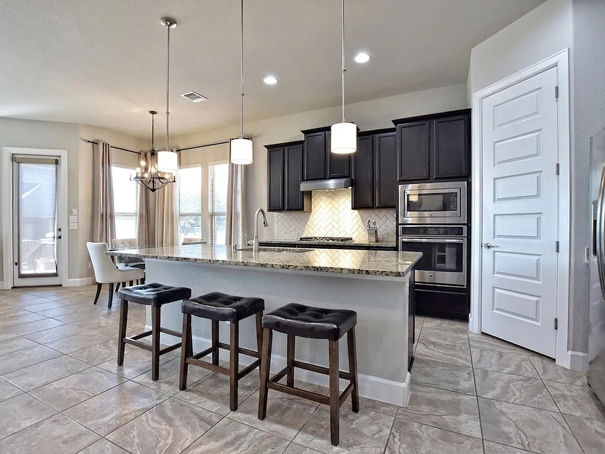 3 bed, 2376 sqft, $2,549 — Photo 2