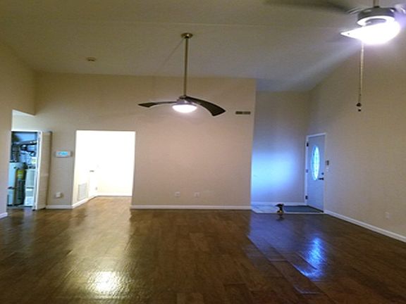 Great room w/vaulted ceiling