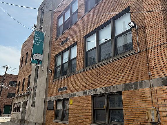 4th image of 77 Giles Ave
