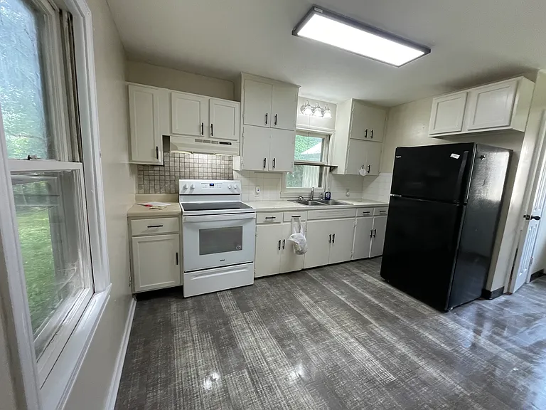 423 E Jackson St — Photo 9