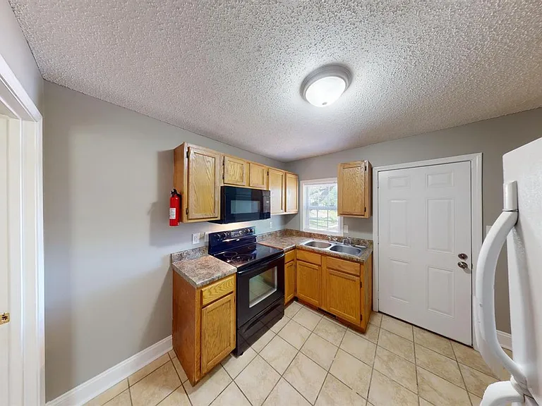 308 Gill St — Photo 7