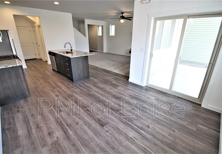 2080 S Hills Ave — Photo 8