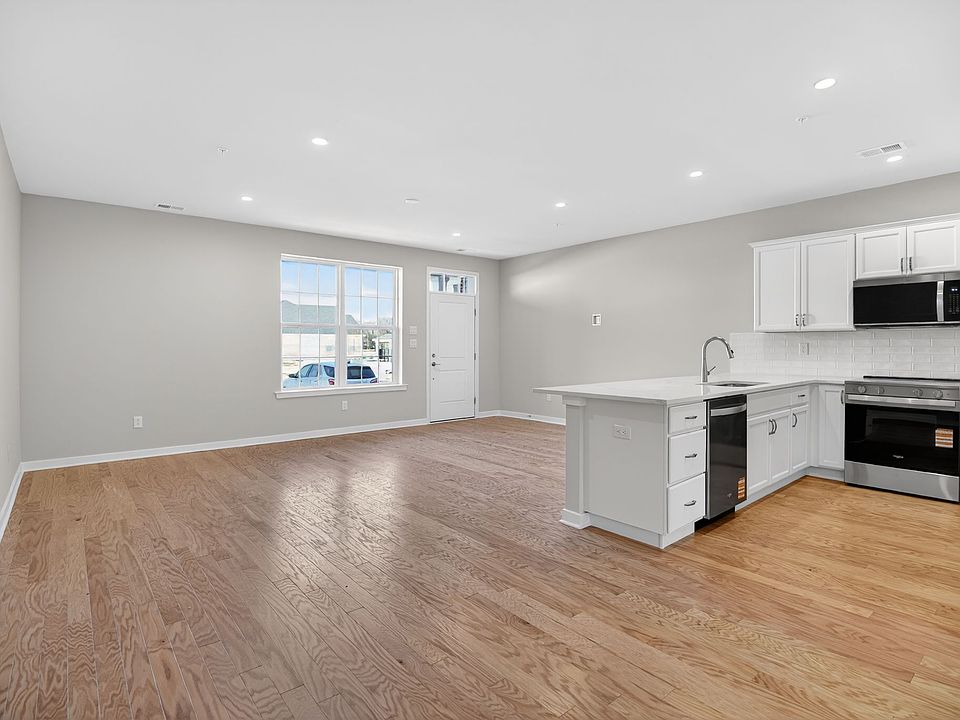 1st image of 2 Ivy Ln