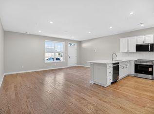 2 Ivy Ln, Levittown, PA 19055