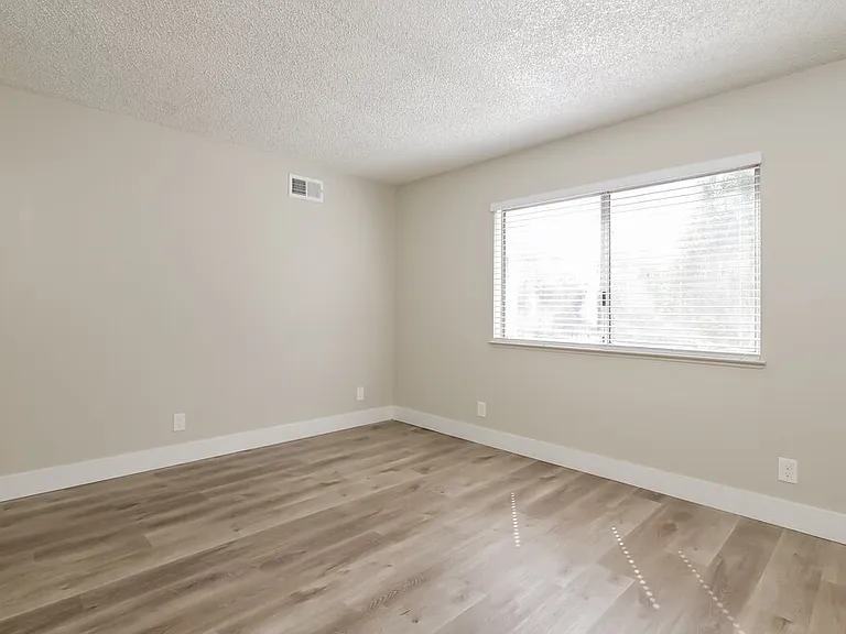 1555 Calabria Dr — Photo 12