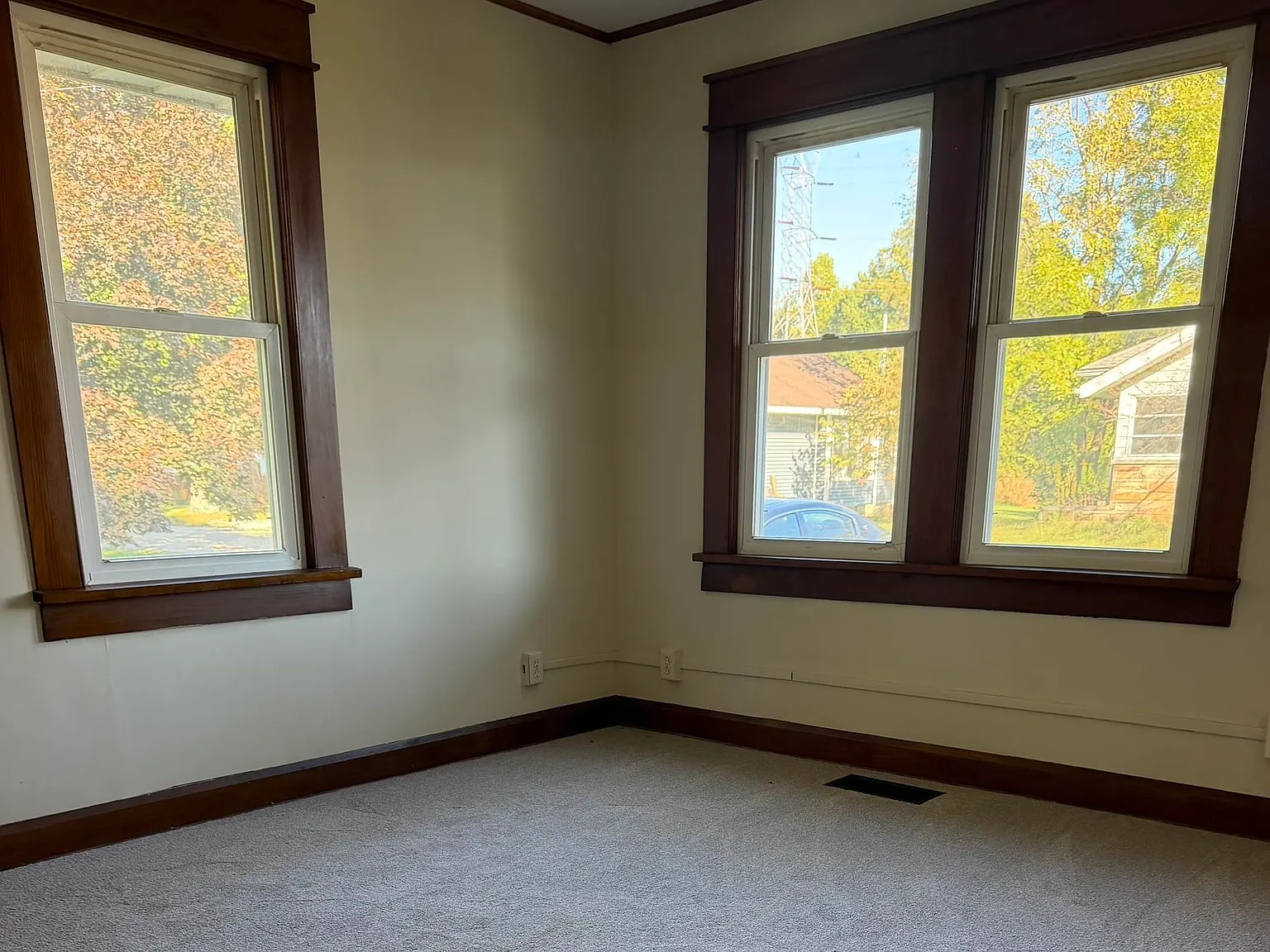 3 bed, 1.0 bath, 1082 sqft, $2,000 — Photo 4