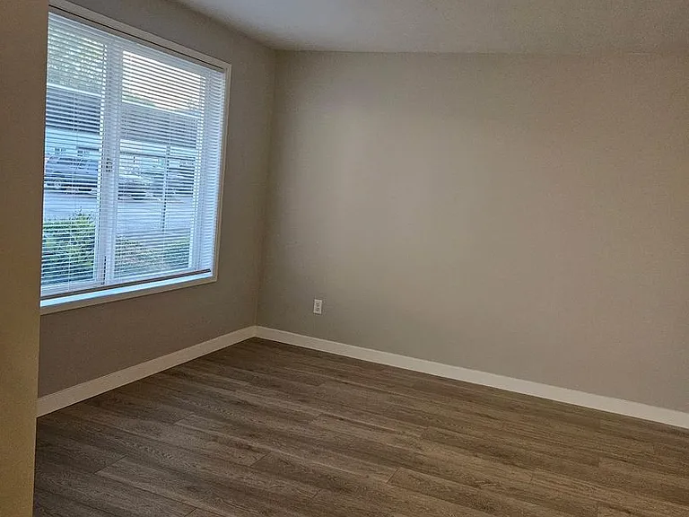 Sherman Oaks Apartments — Photo 17
