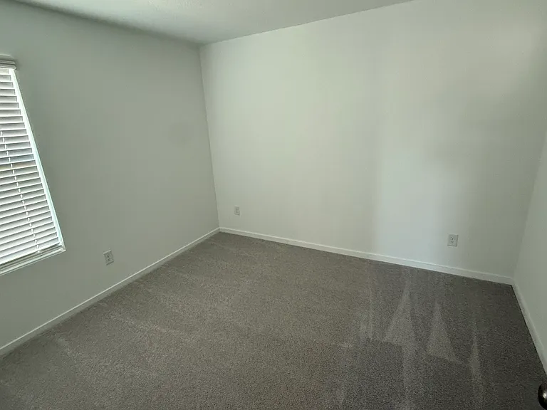 2053 Derby Ln — Photo 4