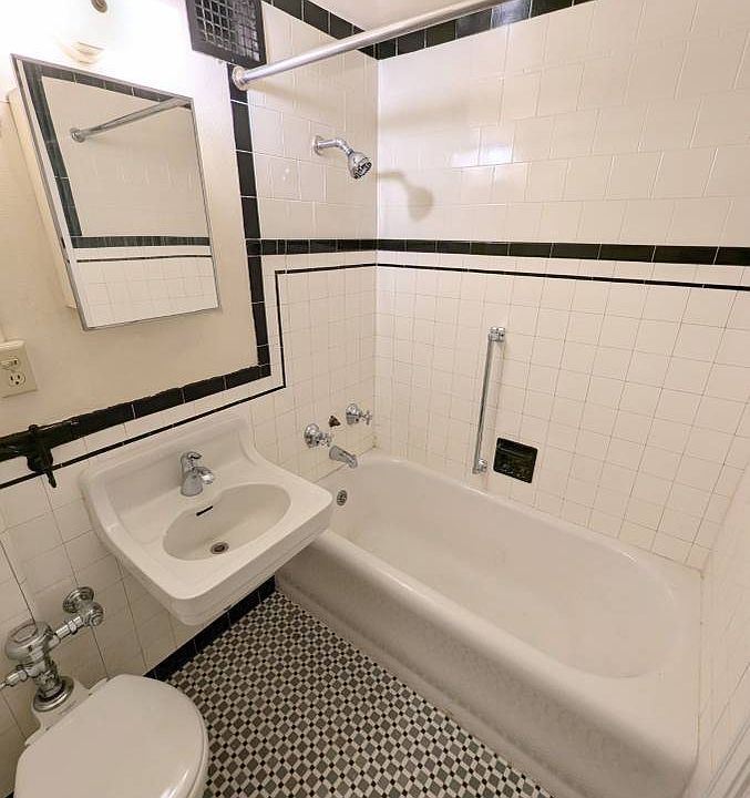 Unit 514 Bathroom with tub