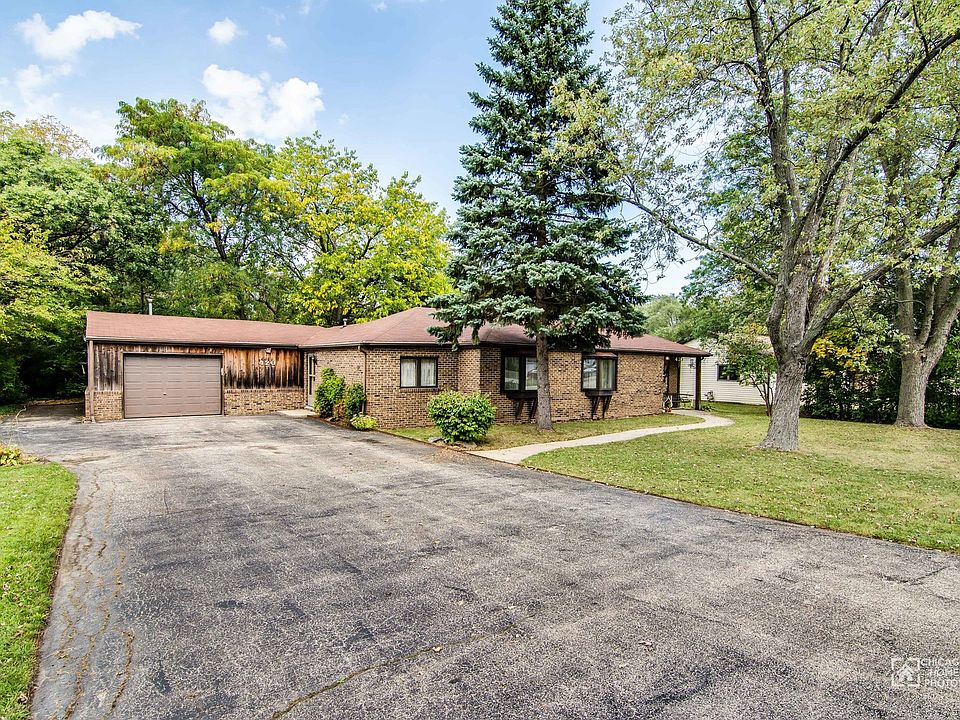 1st image of 420 Hawthorn Ln