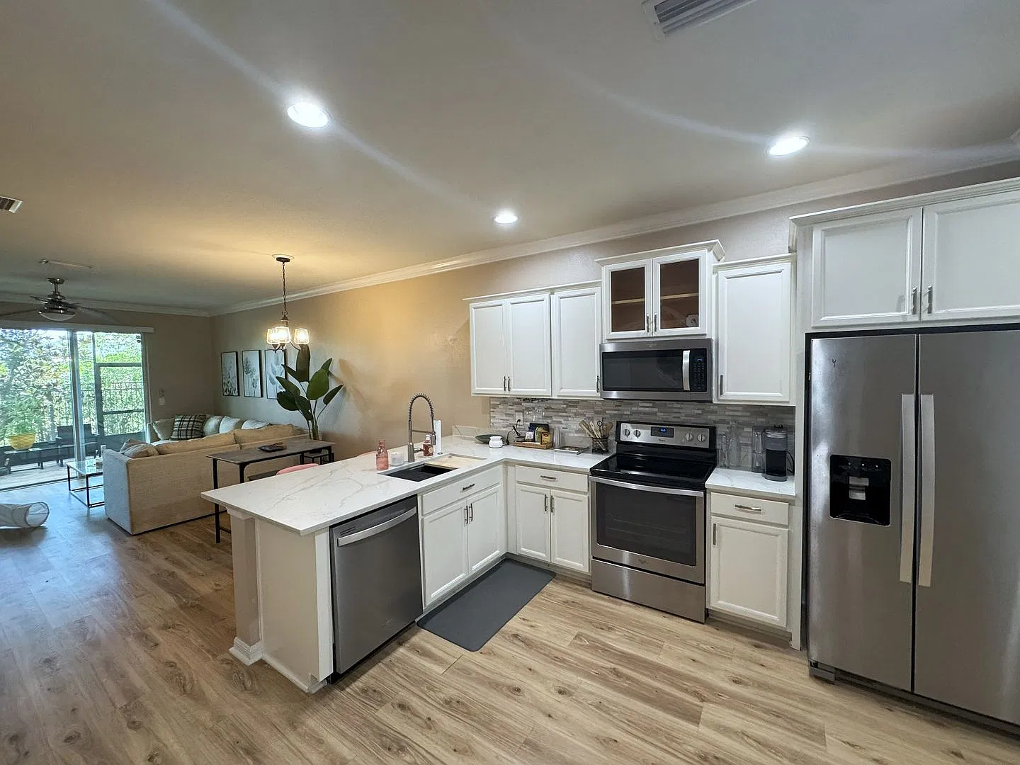 Updated Townhome in Gated Magnolia Park! — Photo 3