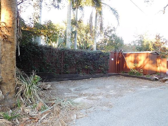 4th image of 858 16th Ave N