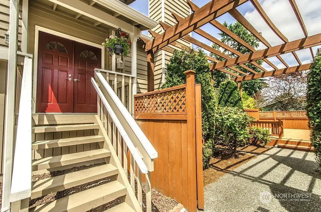 12015 Roosevelt Way NE photo 1