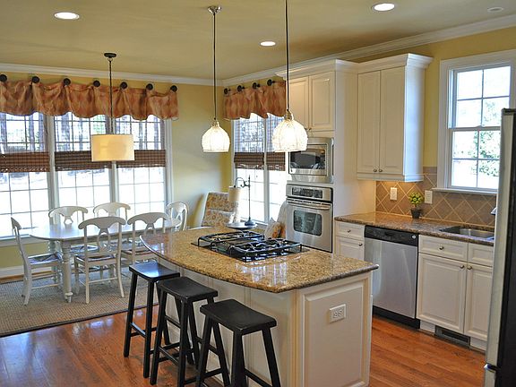 5th image of 504 Hallburg Ct