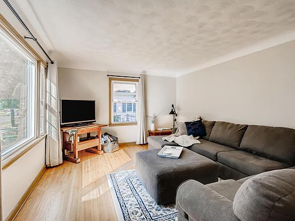 5th image of 111 Macarthur St E