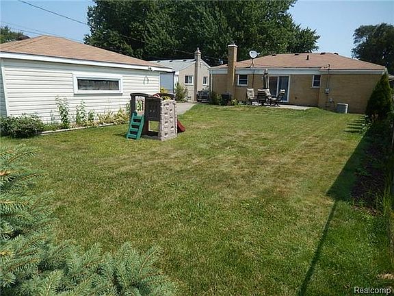 3rd image of 29591 Fairfield Dr