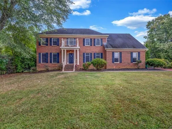717 Oxford Ct SW, Lilburn, GA 30047
