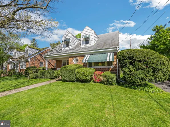 8 Carriage House Ln, Riverton, NJ 08077