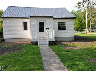 203 W Wayne St, Le Roy, IL 61752