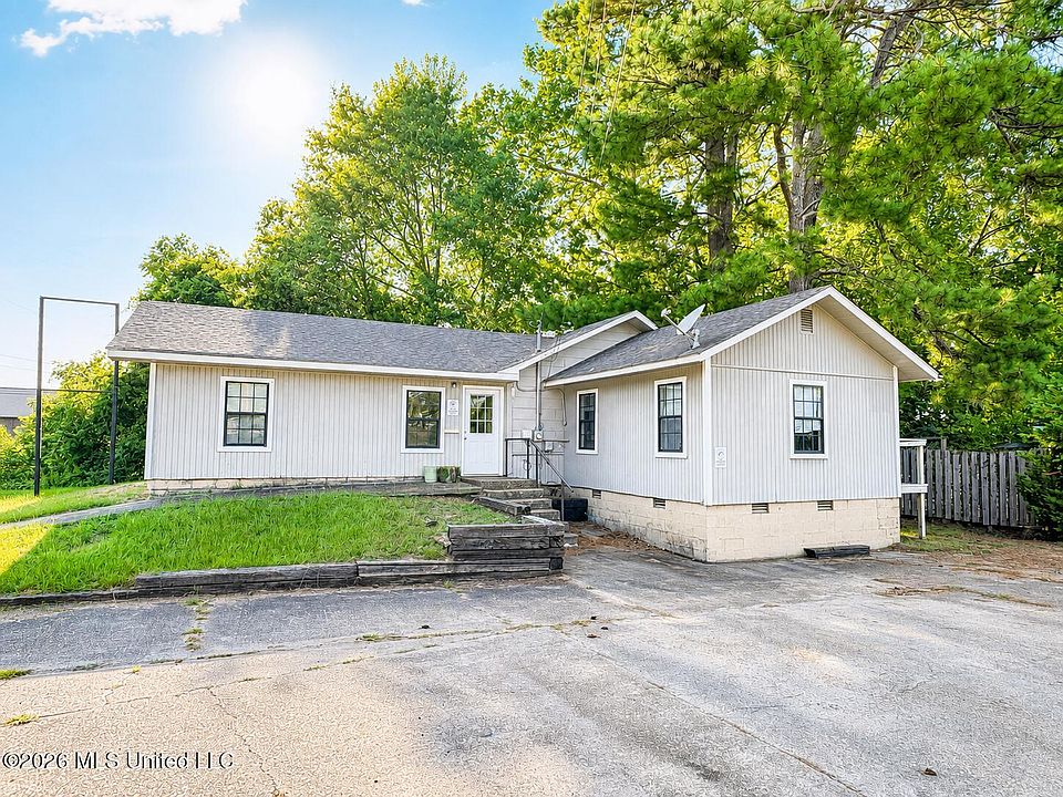 1st image of 830 Lakeview Dr