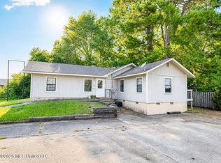 830 Lakeview Dr, Grenada, MS 38901