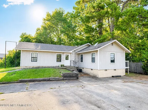 830 Lakeview Dr, Grenada, MS 38901