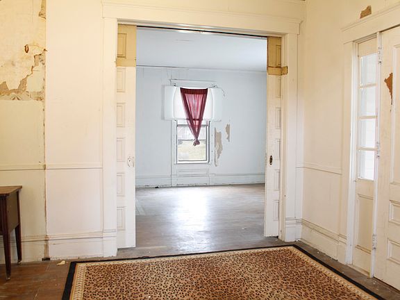 4th image of 301 S Irish St #0