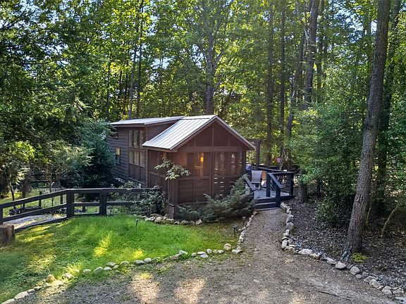 3rd image of 54 Mountain Laurel Ln