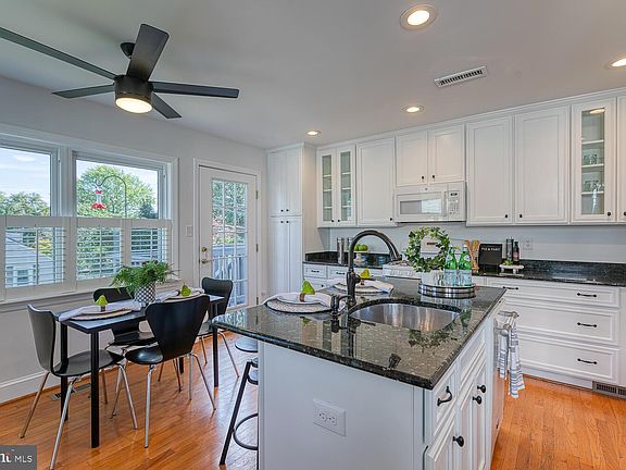 3rd image of 2913 Meadow Ln