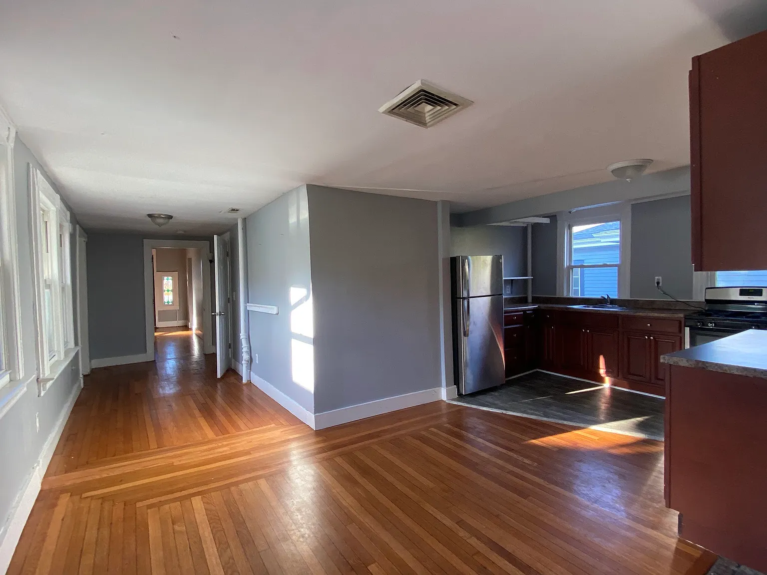 6 bed, 2400 sqft, $4,995 — Photo 3