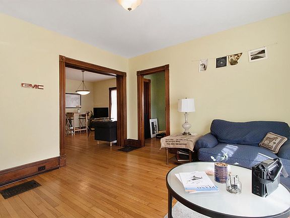 5th image of 217 Oak St