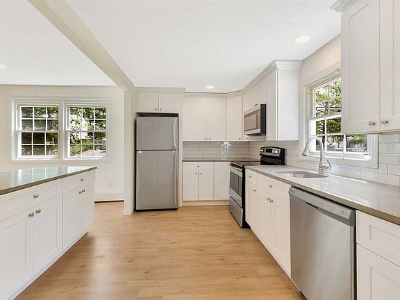 2nd image of 2872 Pine Ave