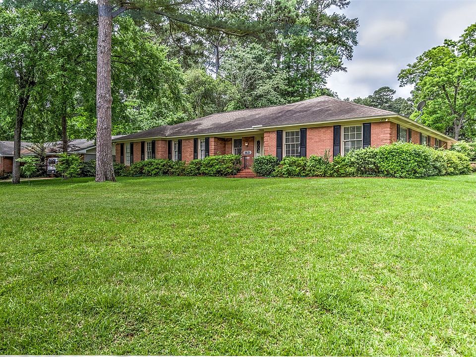 Beautiful Azalea Trail Home