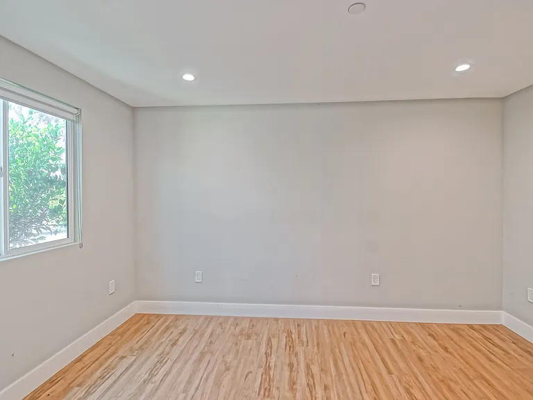 1923 Vanderbilt Ln — Photo 14