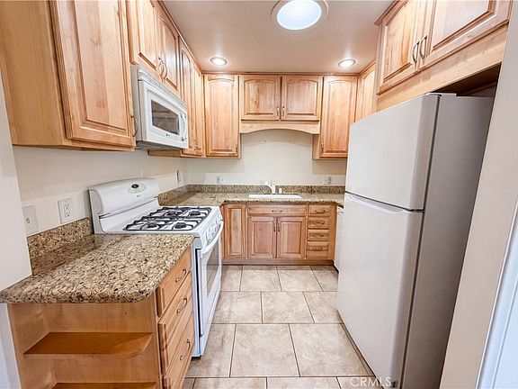 2nd image of 718 Blue Jay Rd