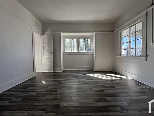 470 W 47th Pl — Photo 2