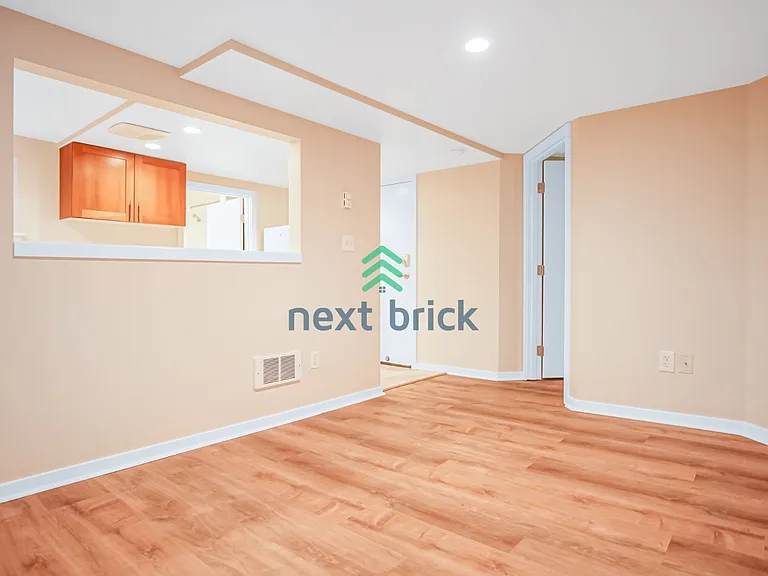 909 N 105th St — Photo 3