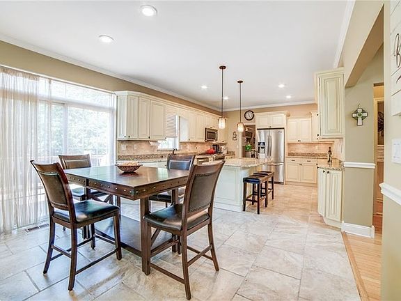 4th image of 11 Paisley Ct #1
