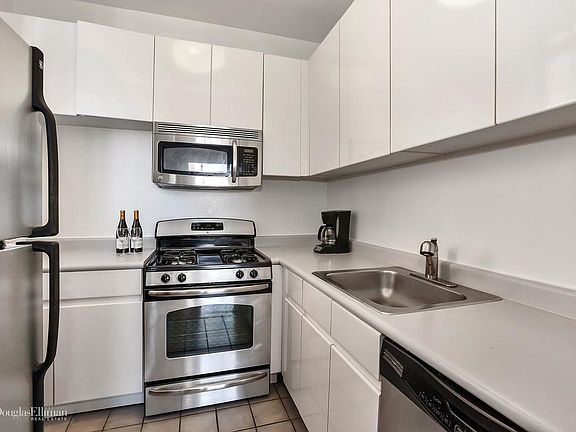 3rd image of 232-236 E 47th St #34C