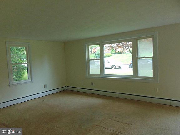 3rd image of 725 Girard Ave