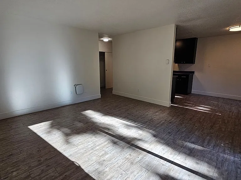 Beverly Grove Apartments — Photo 31