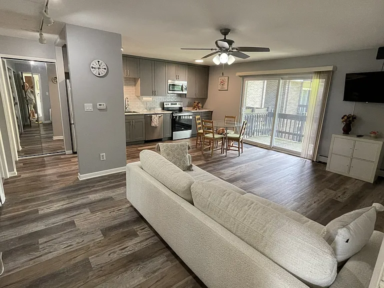 250 N Liberty St #205 — Photo 4