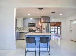 1220 NE 211th St, Miami, FL 33179