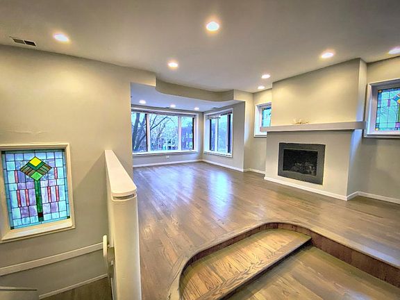 3rd image of 825 N Oakley Blvd #3S
