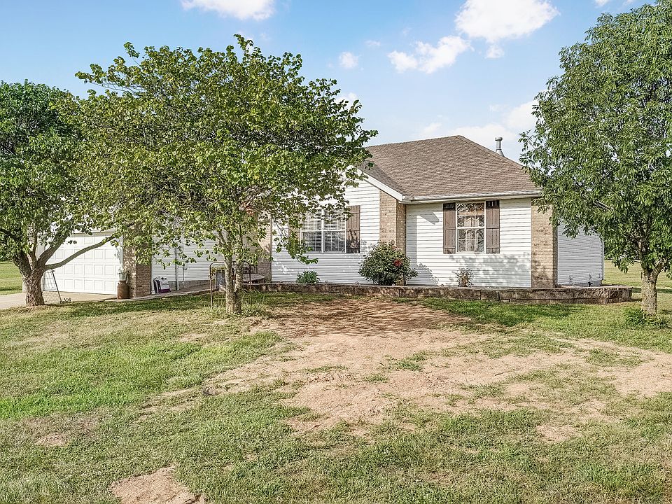 1st image of 301 Oak Grove Ln