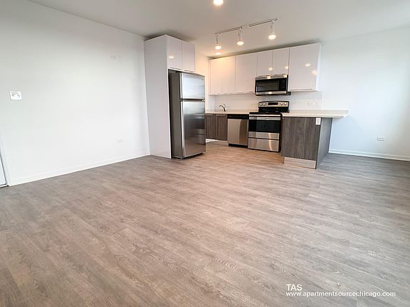 3rd image of 940 W Winona St APT 404