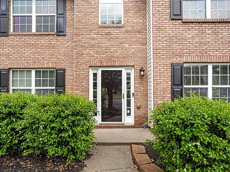 709 Roxholly Ln — Photo 2
