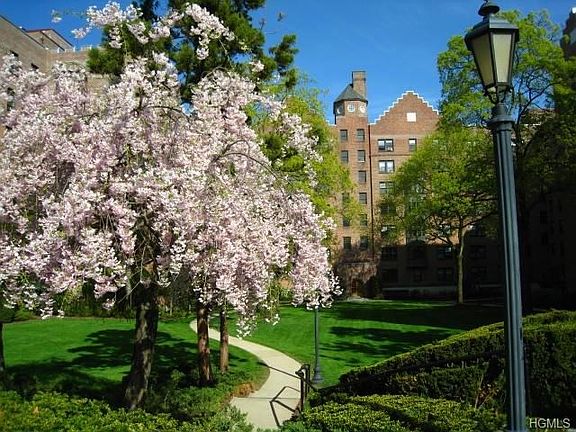 Scarsdale Manor has two manicured courtyard and all of your utilities (electric, gas, heat and hot w