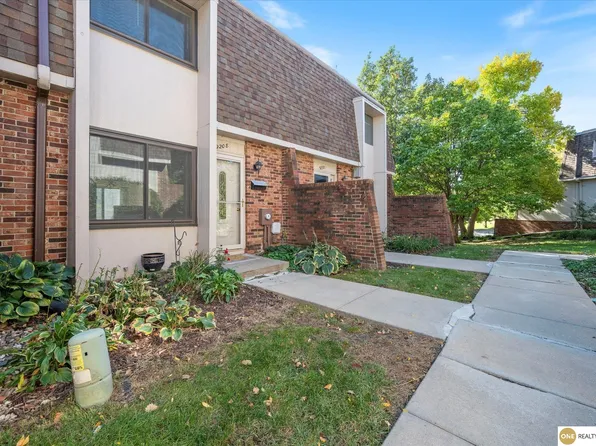 9208 V Plz, Omaha, NE 68127